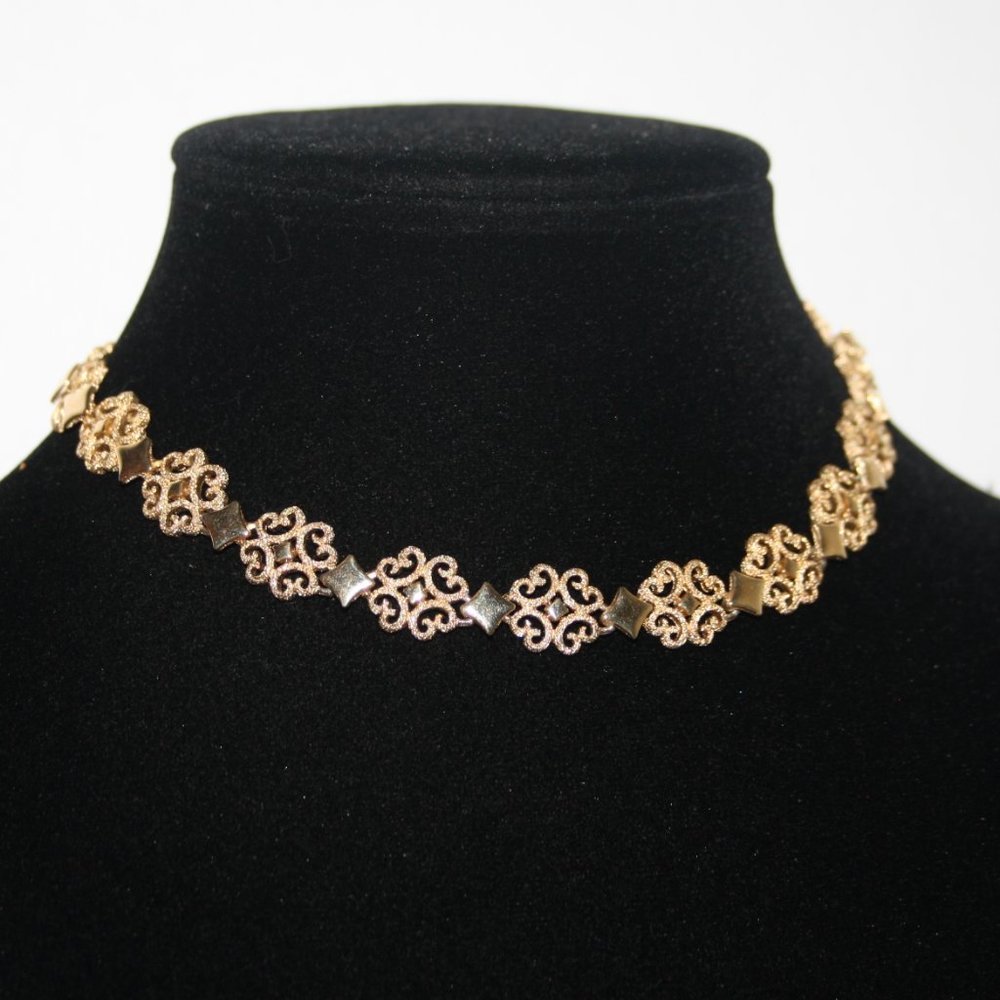 Beautiful vintage Gold Avon Necklace choker 14-16"